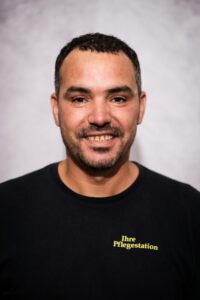 Mitarbeiter der Pflegestation im Portrait, lächelnd vor hellem Hintergrund – Portraitfotografie für Pflegedienste, Fotograf Heilbronn