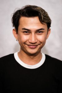 Mitarbeiter der Pflegestation im Portrait, lächelnd vor dunklem Hintergrund – Portraitfotografie für Pflegedienste, Fotograf Heilbronn