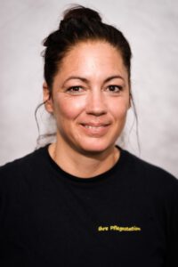 Mitarbeiterin der Pflegestation im Portrait, warmherzig lächelnd – Portraitfotografie für Pflegedienste, Fotograf Heilbronn