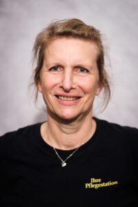 Mitarbeiterin der Pflegestation im Portrait, freundlich lächelnd – Portraitfotografie für Pflegedienste, Fotograf Heilbronn