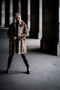 Ganzkörperportrait im Säulengang der Kongresshalle Nürnberg – Fotograf aus Heilbronn, unterwegs bis München und ins Allgäu Ganzkörperportrait im Säulengang der Kongresshalle Nürnberg – Fotograf aus Heilbronn, unterwegs bis München und ins Allgäu