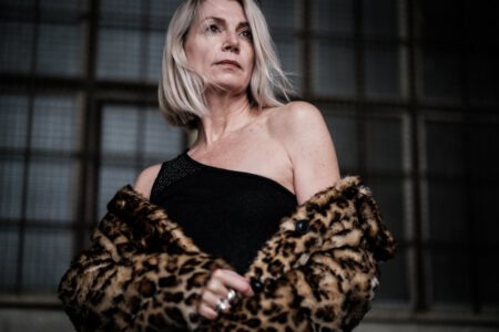 Offener Leomantel vor Gitterstruktur nahe der Kongresshalle Nürnberg – Peoplefotografie Offener Leomantel vor Gitterstruktur nahe der Kongresshalle Nürnberg – Peoplefotografie