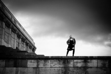 Balanceakt auf der Mauer des Zeppelinfelds in Nürnberg – kreative Portraitfotografie im süddeutschen Raum Balanceakt auf der Mauer des Zeppelinfelds in Nürnberg – kreative Portraitfotografie im süddeutschen Raum