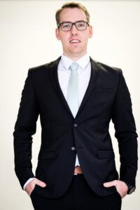 Business-Portrait im Anzug vor hellem Hintergrund, Bewerbungsfoto – Fotograf aus Heilbronn