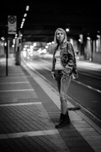 Model geht eine nächtliche Straße in Nürnberg entlang – Streetfotografie Model geht eine nächtliche Straße in Nürnberg entlang – Streetfotografie