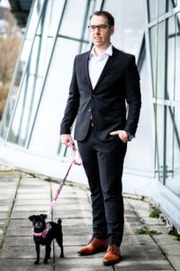 Mann im Anzug mit Hund auf einer Brücke, Business-Portrait im Freien – Fotograf aus Heilbronn