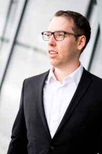 Business-Portrait im Profil mit Brille, Bewerbungsfoto – Fotograf aus Heilbronn