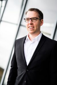 Lebendiges Business-Portrait im Anzug, Bewerbungsfoto – Fotograf aus Heilbronn