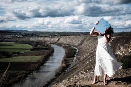 Fotoshooting mit Andrea, einer talentierten Fotografin und Freundin. Die Kulisse: die beeindruckenden Felsengärten in Besigheim, Ideal für Fotografen aus dem Raum Heilbronn. Die Herausforderungen: starker Wind, blendende Sonne und die eisige Kälte eines Februarabends. Doch all das konnte unsere Begeisterung nicht dämpfen, es entstanden wunderbare Portraits und Aktaufnahmen. 4875-Andrea-Felsengaerten-Portrait-by-creazyfoto-Fotograf-Heilbronn