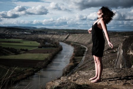 Fotoshooting mit Andrea, einer talentierten Fotografin und Freundin. Die Kulisse: die beeindruckenden Felsengärten in Besigheim, Ideal für Fotografen aus dem Raum Heilbronn. Die Herausforderungen: starker Wind, blendende Sonne und die eisige Kälte eines Februarabends. Doch all das konnte unsere Begeisterung nicht dämpfen, es entstanden wunderbare Portraits und Aktaufnahmen. 4905-Andrea-Felsengaerten-Portrait-by-creazyfoto-Fotograf-Heilbronn