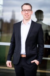 Ganzkörper Business-Portrait im Anzug im Freien – Fotograf aus Heilbronn