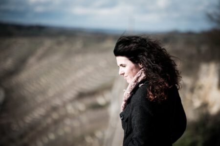 Fotoshooting mit Andrea, einer talentierten Fotografin und Freundin. Die Kulisse: die beeindruckenden Felsengärten in Besigheim, Ideal für Fotografen aus dem Raum Heilbronn. Die Herausforderungen: starker Wind, blendende Sonne und die eisige Kälte eines Februarabends. Doch all das konnte unsere Begeisterung nicht dämpfen, es entstanden wunderbare Portraits und Aktaufnahmen. 5174-Andrea-Felsengaerten-Portrait-by-creazyfoto-Fotograf-Heilbronn