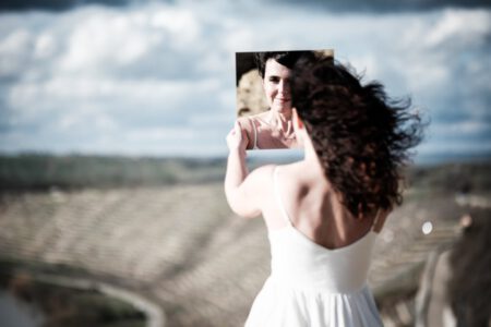 Fotoshooting mit Andrea, einer talentierten Fotografin und Freundin. Die Kulisse: die beeindruckenden Felsengärten in Besigheim, Ideal für Fotografen aus dem Raum Heilbronn. Die Herausforderungen: starker Wind, blendende Sonne und die eisige Kälte eines Februarabends. Doch all das konnte unsere Begeisterung nicht dämpfen, es entstanden wunderbare Portraits und Aktaufnahmen. 5179-Andrea-Felsengaerten-Portrait-by-creazyfoto-Fotograf-Heilbronn