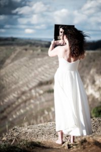 Fotoshooting mit Andrea, einer talentierten Fotografin und Freundin. Die Kulisse: die beeindruckenden Felsengärten in Besigheim, Ideal für Fotografen aus dem Raum Heilbronn. Die Herausforderungen: starker Wind, blendende Sonne und die eisige Kälte eines Februarabends. Doch all das konnte unsere Begeisterung nicht dämpfen, es entstanden wunderbare Portraits und Aktaufnahmen. 5187-Andrea-Felsengaerten-Portrait-by-creazyfoto-Fotograf-Heilbronn