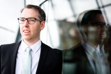 Mann im Anzug beim Gehen, dynamisches Business-Portrait – Fotograf aus Heilbronn
