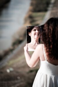 Fotoshooting mit Andrea, einer talentierten Fotografin und Freundin. Die Kulisse: die beeindruckenden Felsengärten in Besigheim, Ideal für Fotografen aus dem Raum Heilbronn. Die Herausforderungen: starker Wind, blendende Sonne und die eisige Kälte eines Februarabends. Doch all das konnte unsere Begeisterung nicht dämpfen, es entstanden wunderbare Portraits und Aktaufnahmen. 5200-Andrea-Felsengaerten-Portrait-by-creazyfoto-Fotograf-Heilbronn