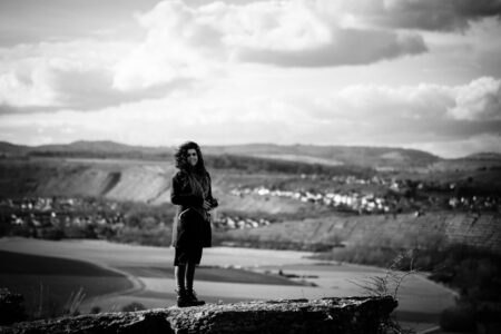 Fotoshooting mit Andrea, einer talentierten Fotografin und Freundin. Die Kulisse: die beeindruckenden Felsengärten in Besigheim, Ideal für Fotografen aus dem Raum Heilbronn. Die Herausforderungen: starker Wind, blendende Sonne und die eisige Kälte eines Februarabends. Doch all das konnte unsere Begeisterung nicht dämpfen, es entstanden wunderbare Portraits und Aktaufnahmen. 5211-Andrea-Felsengaerten-Portrait-by-creazyfoto-Fotograf-Heilbronn