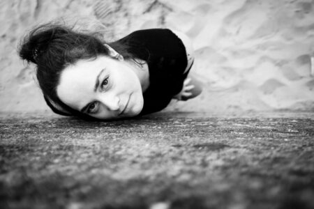 2022 war ich Mit der Schauspielerin Sara Louise Krutein in Blankenese unterwegs um Portraits für ihre Sedcard zu fotografieren. Unsere Tour führte uns nach Hamburg Blankenese, einem malerischen Stadtteil mit einer reichen Geschichte. 5272-Sara-Luise-Krutein-Hamburg-copyright-creazyfoto-Fotograf-Heilbronn