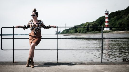 2022 war ich Mit der Schauspielerin Sara Louise Krutein in Blankenese unterwegs um Portraits für ihre Sedcard zu fotografieren. Unsere Tour führte uns nach Hamburg Blankenese, einem malerischen Stadtteil mit einer reichen Geschichte. 5341-Sara-Luise-Krutein-Hamburg-copyright-creazyfoto-Fotograf-Heilbronn