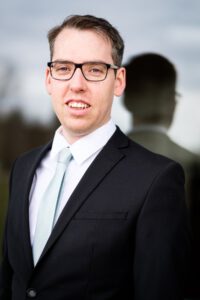 Business-Portrait mit Brille vor dunklem Hintergrund, Bewerbungsfoto – Fotograf aus Heilbronn