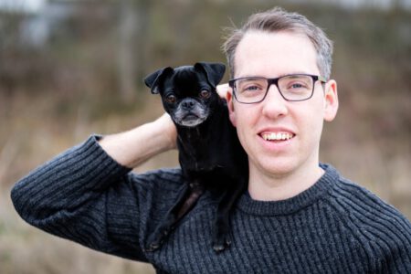 Mann mit Hund, der sein Gesicht abschleckt, verspieltes Portrait – Fotograf aus Heilbronn