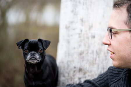 Mann im Profil mit Hund im Vordergrund, künstlerisches Portrait – Fotograf aus Heilbronn