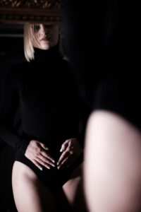 Ich zeige euch hier Bilder von meinem TFP Homestudio Foto Shooting mit Heidi. Sie ist eine ehemalige Spielkameradin meiner Tochter. verrückt, wie Zeit verfliegt, und die kleinen Kinder von einst werden plötzlich erwachsen, vor allem wenn sie plötzlich vor deiner Kamera stehen. 603-Heidi-Portrait-Fotoshooting-copyright-creazyfoto-Fotograf-Heilbronn-Obersulm-Dessous-vorm-Spiegel