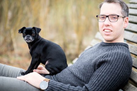 Mann sitzt auf Bank mit Hund auf der Schulter, entspanntes Portrait – Fotograf aus Heilbronn