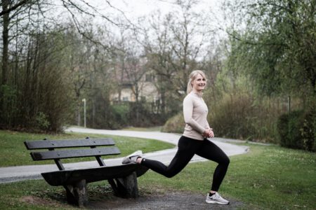 Ausfallschritt-Übung an einer Parkbank, Business Fotoshooting für Funktionales Outdoor Training – Fotograf aus Heilbronn