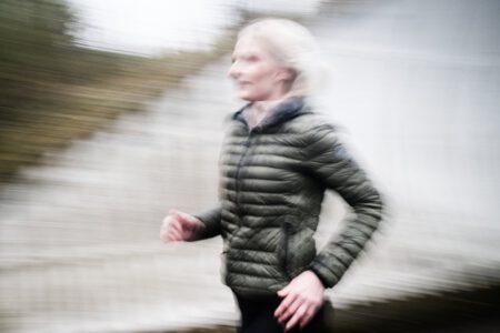 Frau in Bewegung beim Laufen mit Bewegungsunschärfe, Business Fotoshooting für Funktionales Outdoor Training – Fotograf aus Heilbronn