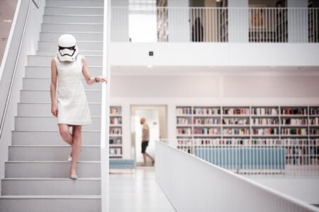 Kreatives Charakter-Portrait von Ramona im Stormtrooper-Outfit, fotografiert on Location in der Stadtbibliothek Stuttgart von creazyfoto [Letzter Turn].