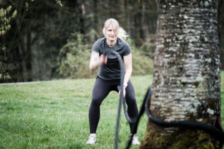 Dynamische Seiübung (Battle Rope) im Freien, Business Fotoshooting für Funktionales Outdoor Training – Fotograf aus Heilbronn
