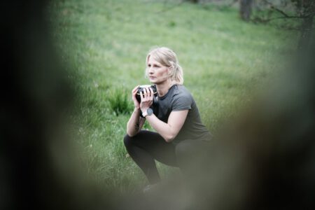 Kreative Perspektive einer Hantelübung im Freien, Business Fotoshooting für Funktionales Outdoor Training – Fotograf aus Heilbronn