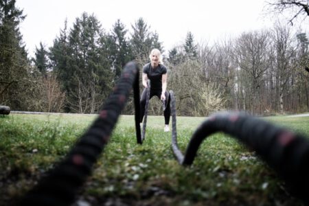 Dynamische Seiübung (Battle Rope) mit Weitwinkelperspektive, Business Fotoshooting für Funktionales Outdoor Training – Fotograf aus Heilbronn
