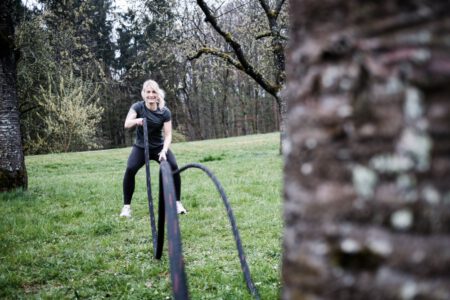 Seiübung im Freien mit Baum im Vordergrund, Business Fotoshooting für Funktionales Outdoor Training – Fotograf aus Heilbronn