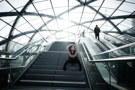 Ausdrucksstarkes Urban Street Portrait von Sarah, fotografiert on Location im modernen Bahnhof Hamburg-Elbbrücken von Charakterfotograf creazyfoto.