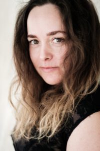 2022 war ich Mit der Schauspielerin Sara Louise Krutein in Blankenese unterwegs um Portraits für ihre Sedcard zu fotografieren. Unsere Tour führte uns nach Hamburg Blankenese, einem malerischen Stadtteil mit einer reichen Geschichte. 9015-Sara-Luise-Krutein-Hamburg-copyright-creazyfoto-Fotograf-Heilbronn