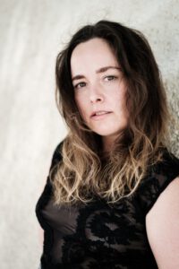 2022 war ich Mit der Schauspielerin Sara Louise Krutein in Blankenese unterwegs um Portraits für ihre Sedcard zu fotografieren. Unsere Tour führte uns nach Hamburg Blankenese, einem malerischen Stadtteil mit einer reichen Geschichte. 9019-Sara-Luise-Krutein-Hamburg-copyright-creazyfoto-Fotograf-Heilbronn