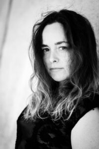 2022 war ich Mit der Schauspielerin Sara Louise Krutein in Blankenese unterwegs um Portraits für ihre Sedcard zu fotografieren. Unsere Tour führte uns nach Hamburg Blankenese, einem malerischen Stadtteil mit einer reichen Geschichte. 9025-Sara-Luise-Krutein-Hamburg-copyright-creazyfoto-Fotograf-Heilbronn