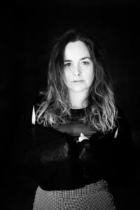 2022 war ich Mit der Schauspielerin Sara Louise Krutein in Blankenese unterwegs um Portraits für ihre Sedcard zu fotografieren. Unsere Tour führte uns nach Hamburg Blankenese, einem malerischen Stadtteil mit einer reichen Geschichte. 9036-Sara-Luise-Krutein-Hamburg-copyright-creazyfoto-Fotograf-Heilbronn