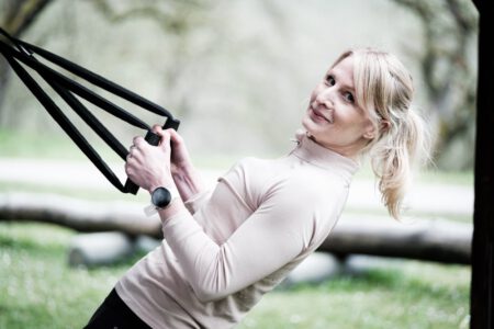 Sling-Training mit Lächeln, Business Fotoshooting für Funktionales Outdoor Training – Fotograf aus Heilbronn
