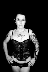 Andrea im Homestudio Obersulm zu Gast. Wir hatten ein tolles Tattoo Fotoshooting zusammen. Ich bin creazyfoto aus dem Raum Heilbronn und bin Portrait und Tattoo Fotograf. 9184-Andrea-Tattoogirl-copyright-creazyfoto-Fotograf-Heilbronn