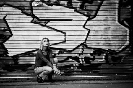 Ich, der Fotograf aus Heilbronn war mit Sigi im Lost Place und in den Dünen bei Speyer unterwegs, ein richtiges Fotoshooting Abendteuer! Diese Geschichte ist geprägt von coolem Urban Exploration, unerwarteten Begegnungen und dem Überleben von Schüssen, die im Nachhinein weniger gefährlich waren als gedacht. 9510-Lostplace-Fotoshooting-Sigi-Copyright-creazyfoto-Fotograf-Heilbronn