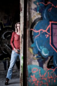 Ich, der Fotograf aus Heilbronn war mit Sigi im Lost Place und in den Dünen bei Speyer unterwegs, ein richtiges Fotoshooting Abendteuer! Diese Geschichte ist geprägt von coolem Urban Exploration, unerwarteten Begegnungen und dem Überleben von Schüssen, die im Nachhinein weniger gefährlich waren als gedacht. 9543-Lostplace-Fotoshooting-Sigi-Copyright-creazyfoto-Fotograf-Heilbronn