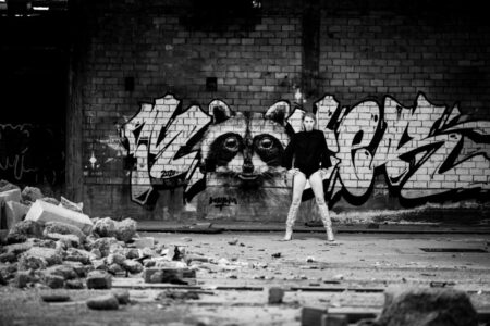 Ich, der Fotograf aus Heilbronn war mit Sigi im Lost Place und in den Dünen bei Speyer unterwegs, ein richtiges Fotoshooting Abendteuer! Diese Geschichte ist geprägt von coolem Urban Exploration, unerwarteten Begegnungen und dem Überleben von Schüssen, die im Nachhinein weniger gefährlich waren als gedacht. 9572-Lostplace-Fotoshooting-Sigi-Copyright-creazyfoto-Fotograf-Heilbronn