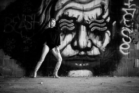 Ich, der Fotograf aus Heilbronn war mit Sigi im Lost Place und in den Dünen bei Speyer unterwegs, ein richtiges Fotoshooting Abendteuer! Diese Geschichte ist geprägt von coolem Urban Exploration, unerwarteten Begegnungen und dem Überleben von Schüssen, die im Nachhinein weniger gefährlich waren als gedacht. 9596-Lostplace-Fotoshooting-Sigi-Copyright-creazyfoto-Fotograf-Heilbronn