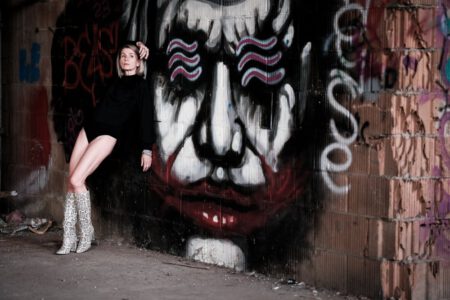 Ich, der Fotograf aus Heilbronn war mit Sigi im Lost Place und in den Dünen bei Speyer unterwegs, ein richtiges Fotoshooting Abendteuer! Diese Geschichte ist geprägt von coolem Urban Exploration, unerwarteten Begegnungen und dem Überleben von Schüssen, die im Nachhinein weniger gefährlich waren als gedacht. 9599-Lostplace-Fotoshooting-Sigi-Copyright-creazyfoto-Fotograf-Heilbronn