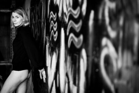 Ich, der Fotograf aus Heilbronn war mit Sigi im Lost Place und in den Dünen bei Speyer unterwegs, ein richtiges Fotoshooting Abendteuer! Diese Geschichte ist geprägt von coolem Urban Exploration, unerwarteten Begegnungen und dem Überleben von Schüssen, die im Nachhinein weniger gefährlich waren als gedacht. 9601-Lostplace-Fotoshooting-Sigi-Copyright-creazyfoto-Fotograf-Heilbronn