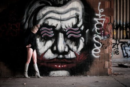 Ich, der Fotograf aus Heilbronn war mit Sigi im Lost Place und in den Dünen bei Speyer unterwegs, ein richtiges Fotoshooting Abendteuer! Diese Geschichte ist geprägt von coolem Urban Exploration, unerwarteten Begegnungen und dem Überleben von Schüssen, die im Nachhinein weniger gefährlich waren als gedacht. 9608-Lostplace-Fotoshooting-Sigi-Copyright-creazyfoto-Fotograf-Heilbronn