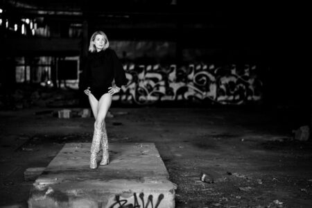 Ich, der Fotograf aus Heilbronn war mit Sigi im Lost Place und in den Dünen bei Speyer unterwegs, ein richtiges Fotoshooting Abendteuer! Diese Geschichte ist geprägt von coolem Urban Exploration, unerwarteten Begegnungen und dem Überleben von Schüssen, die im Nachhinein weniger gefährlich waren als gedacht. 9624-Lostplace-Fotoshooting-Sigi-Copyright-creazyfoto-Fotograf-Heilbronn